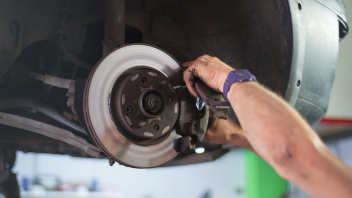 Kontrollera bilens bromssystem