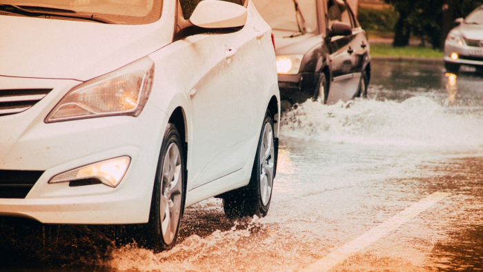 Vattenplaning! Så undviker du faran på svenska sommarvägar