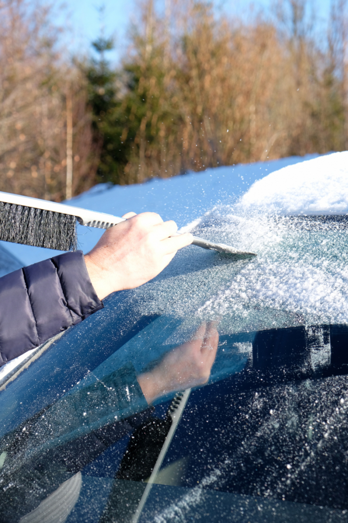 Få bort is på vindrutan med isspray