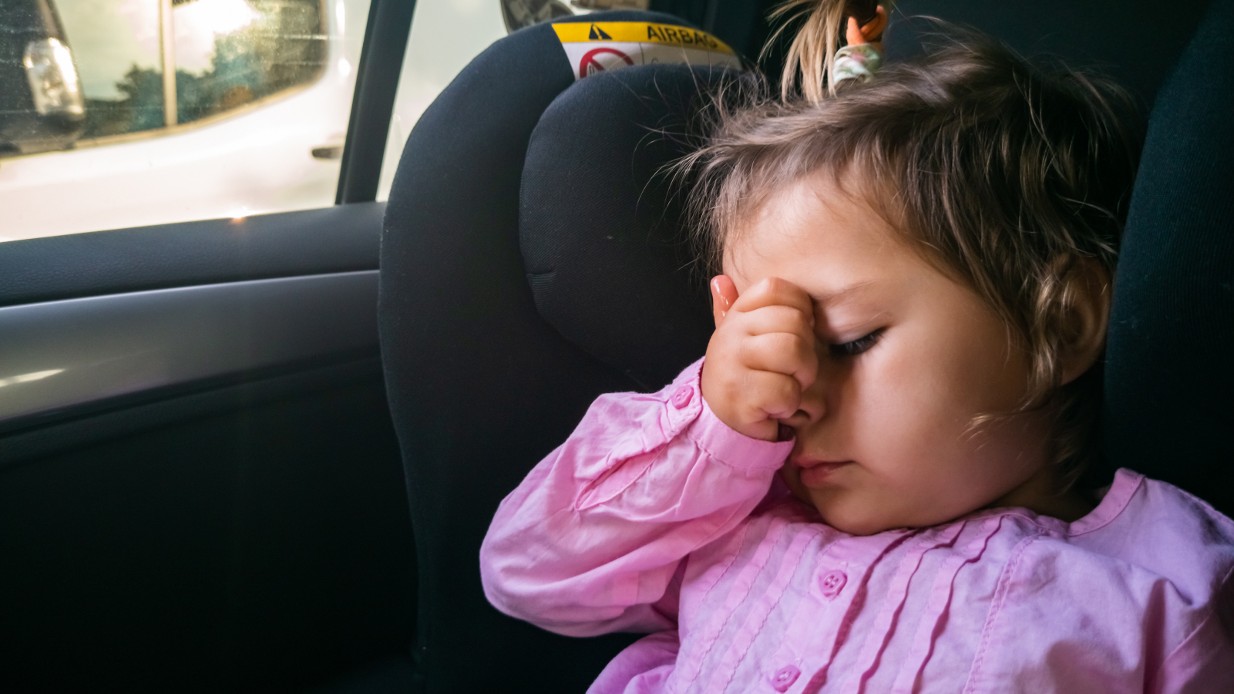 Åksjuka barn i bilen – så kan  du hjälpa dem att må bättre