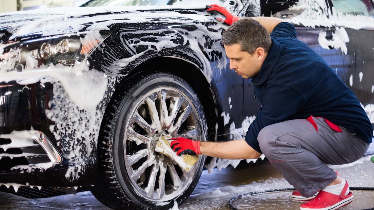Vask bilen på vinteren – slik gjør du